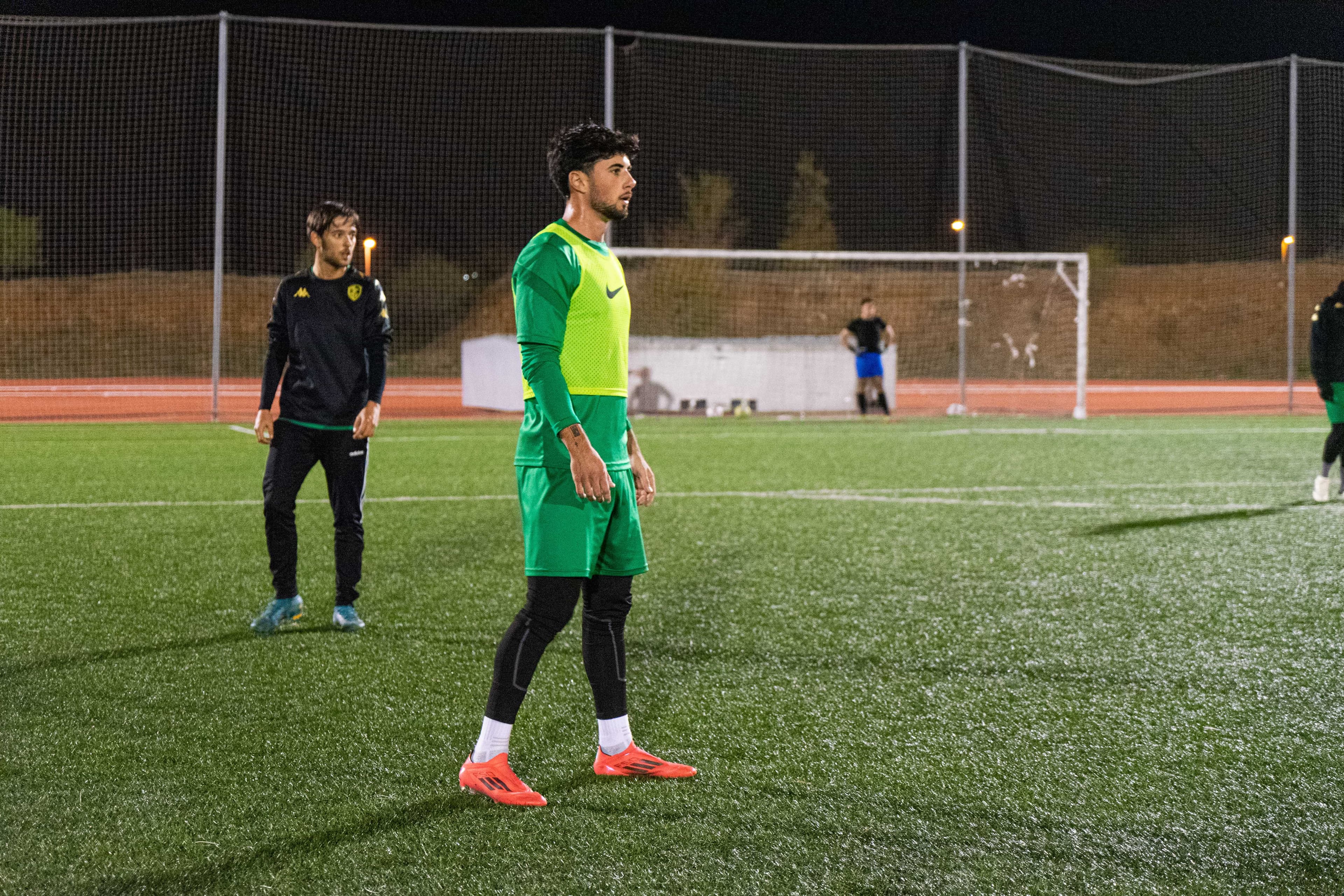 Sesión de entrenamiento de fútbol con disciplina y mejora constante
