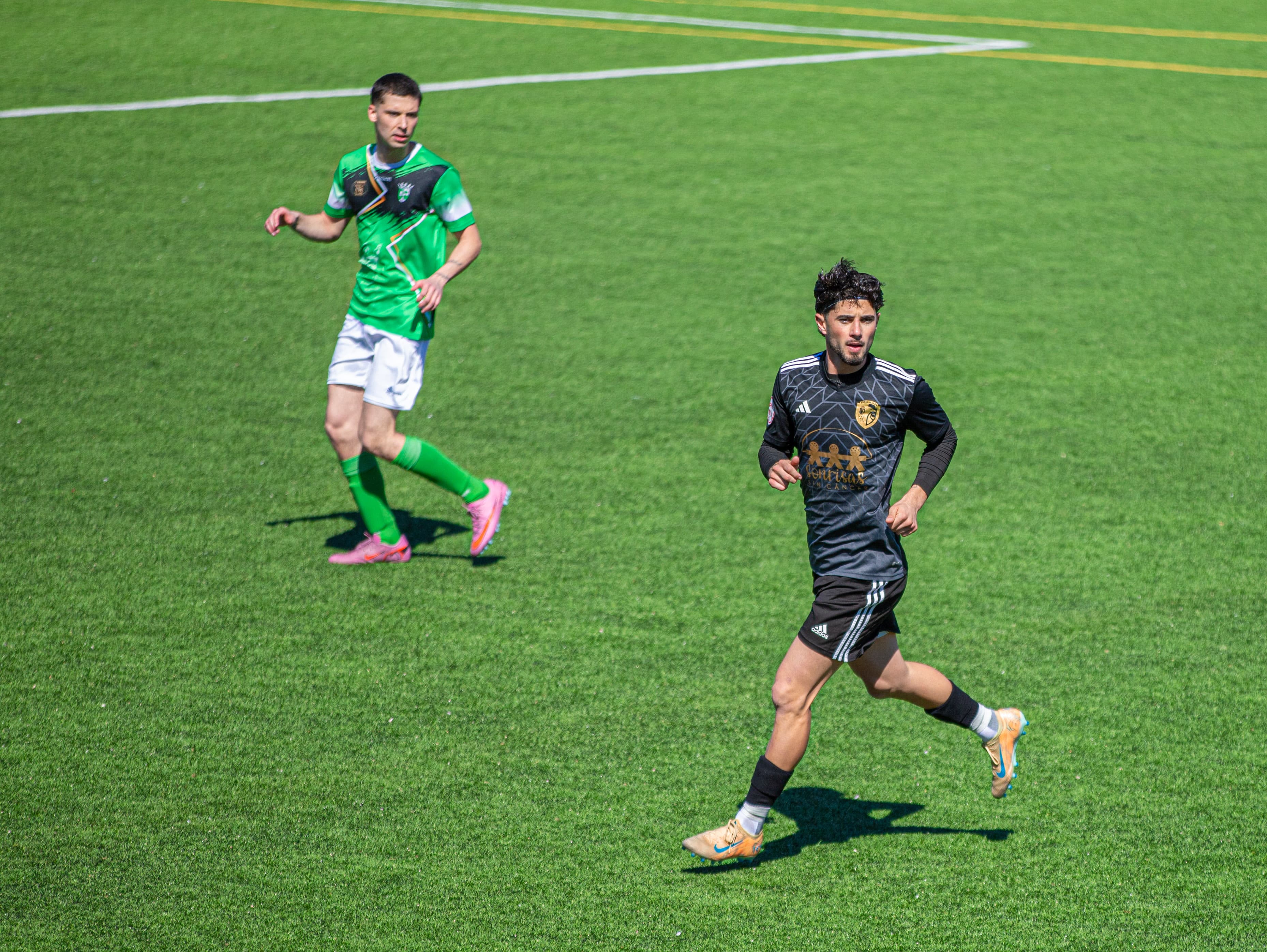 Partido de fútbol con retos y experiencias reales en el campo